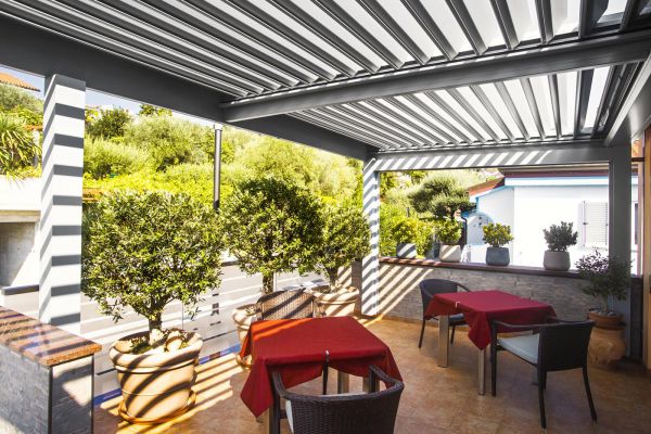 lamelnapergola_lamelna_pergola_terasa_ziprolo_zip_misteral_tenda_led_pergole_bioklimatische_bioclimatic_terrace_nadstresek96BAD286-03E1-CC96-23BC-09B588343F13.jpg