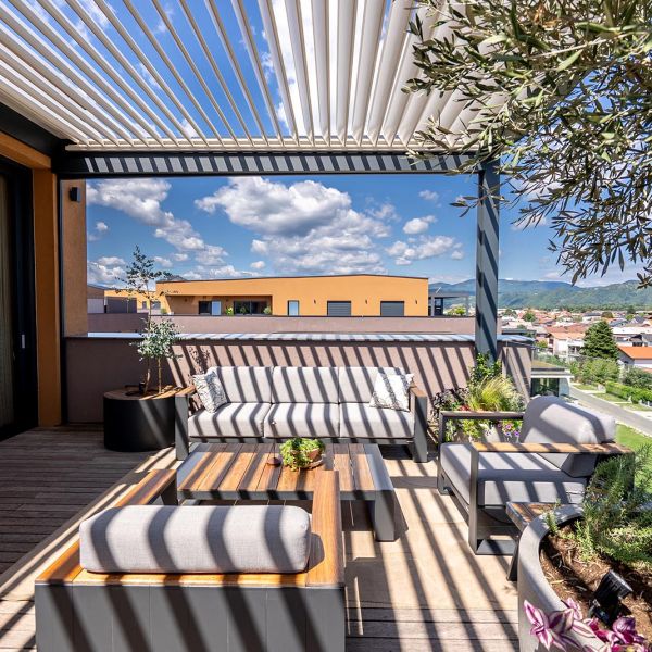 bioklimatska-pergola-vzporedne-lameleF888F284-3E05-FFAD-84EB-11CDCACE014A.jpg