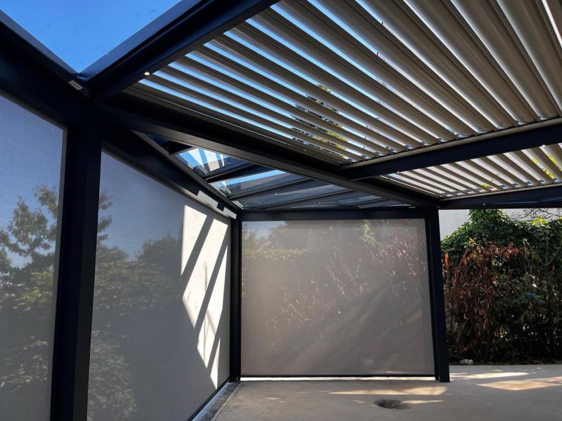 Bioklimatska pergola s trikotnimi fiksnimi polji