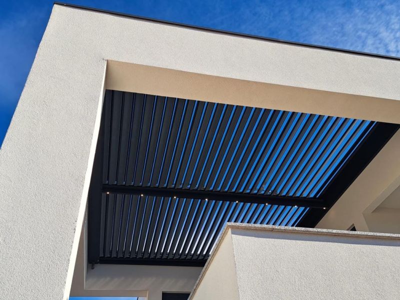 Bioklimatska pergola v obodni konstrukciji