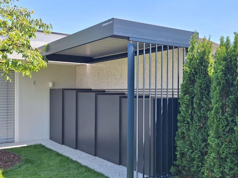 Bioklimatska pergola z brisole steno